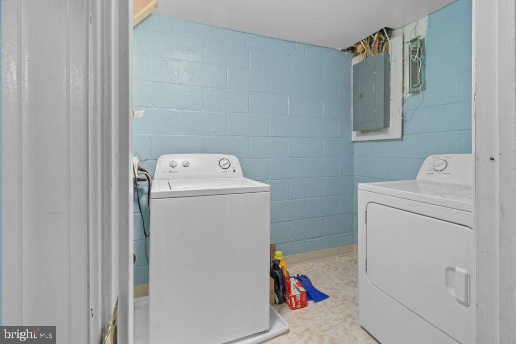 607 Valley Brook Drive Silver Spring, MD 20904 - Photo 46 of 67 a utility room with dryer and washer