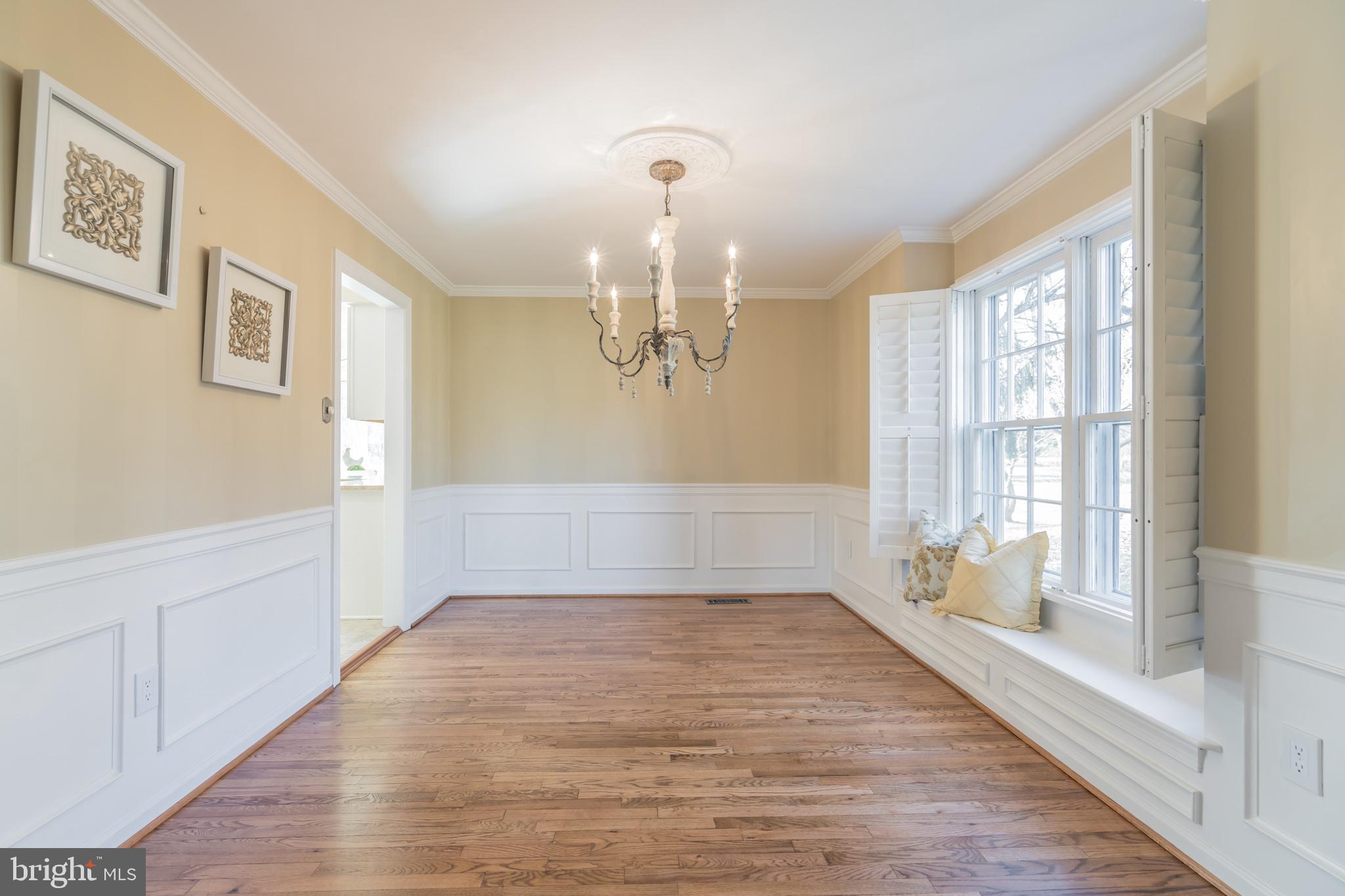 910 Riva Ridge Drive Great Falls, VA 22066 - Photo 10 of 49 Elegant Dining Rm w/Exquisite Chandelier & Trim