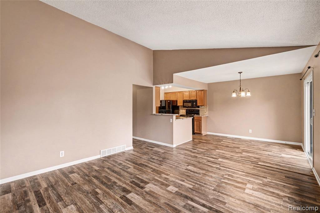 210 Mary Street Flushing, MI 48433 - Photo 4 of 22