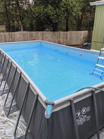 a view of a backyard