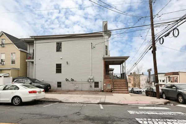 $3,000 | 165 Thorne Street, Unit 2, Jersey City, NJ 07307