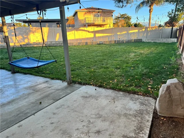 a view of a backyard