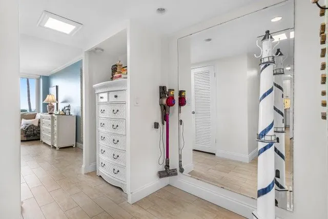 a view of livingroom with furniture