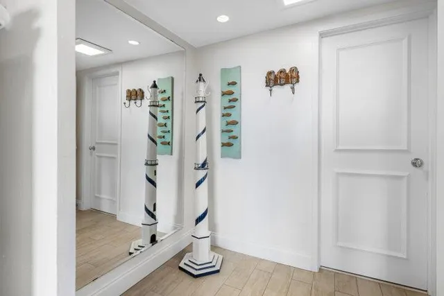 a view of entryway with livingroom