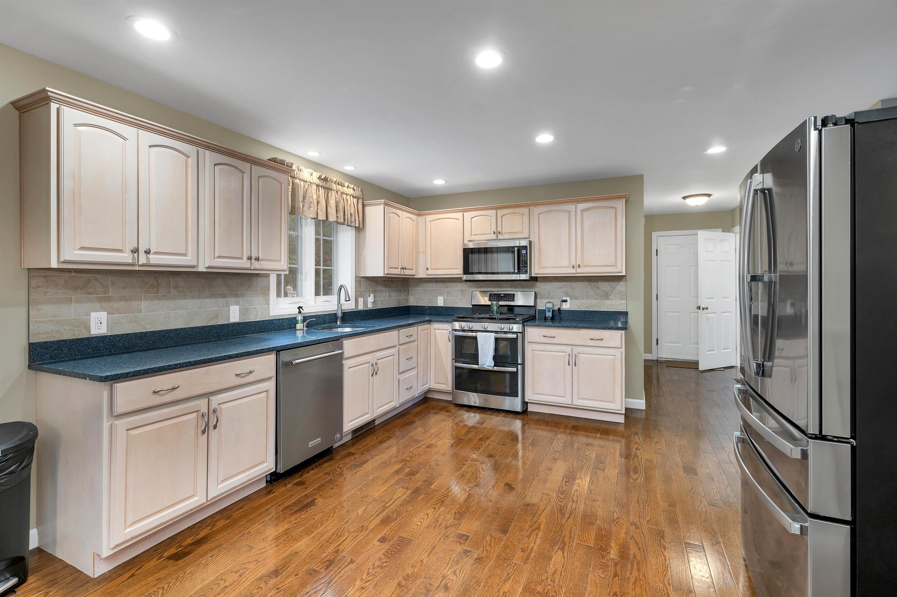 124 Pinecrest Road Litchfield, NH 03052 - Photo 5 of 60