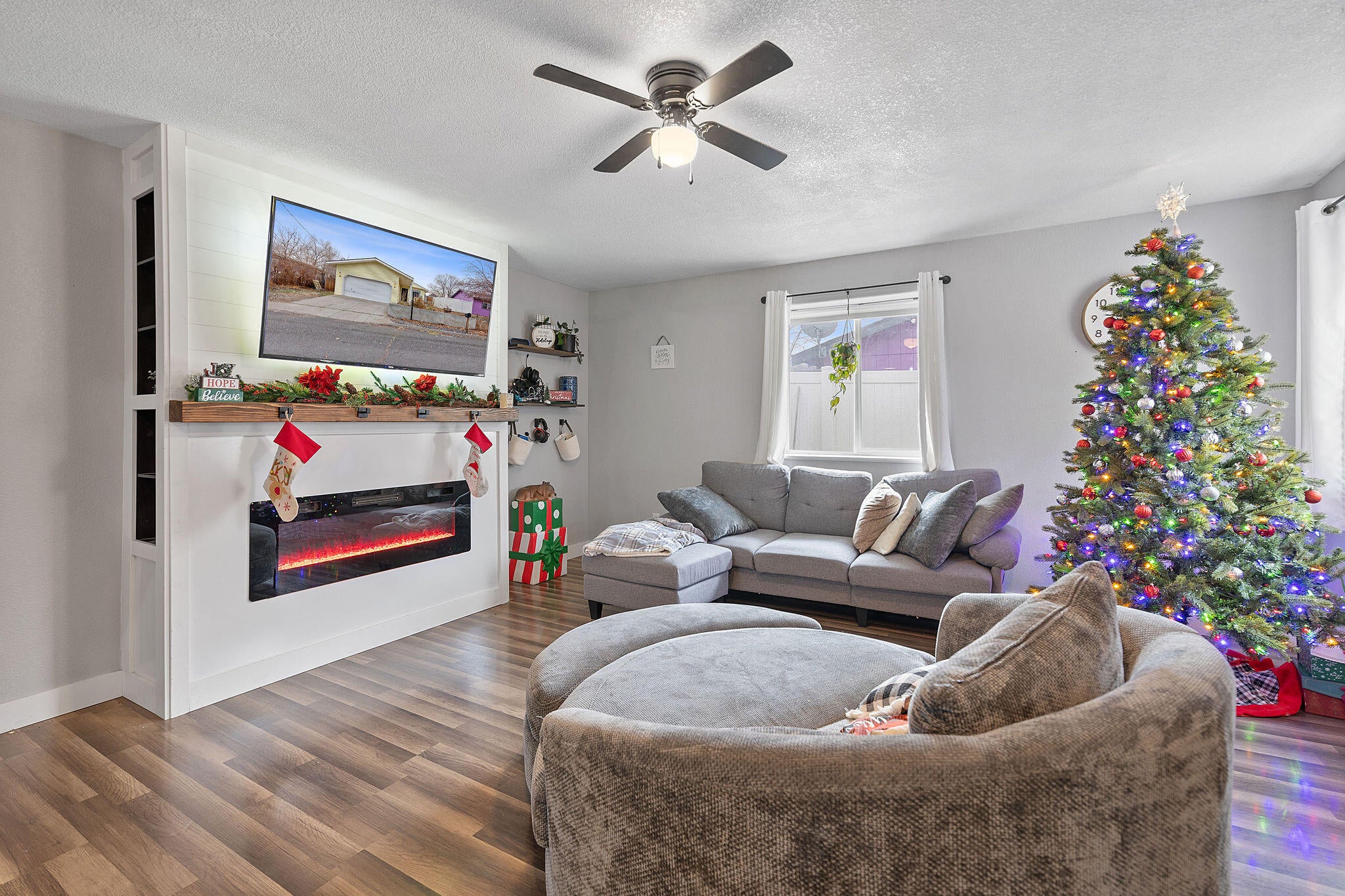 541 Southwest 3rd Street Madras, OR 97741 - Photo 3 of 20 Living room with fireplace