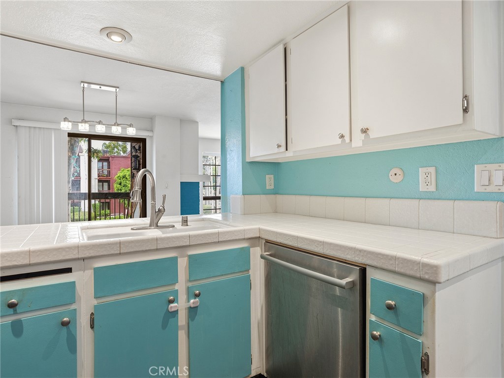 230 Bethany Road, Unit 237 Burbank, CA 91504 - Photo 5 of 38 Kitchen