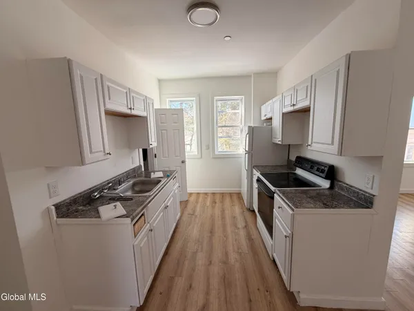 $1,200 | 8 Gardiner Street, Unit MID, Amsterdam, NY 12010