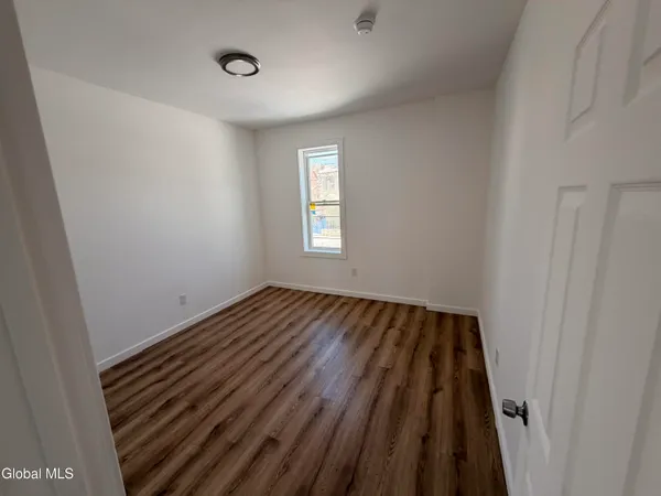 $1,200 | 8 Gardiner Street, Unit MID, Amsterdam, NY 12010