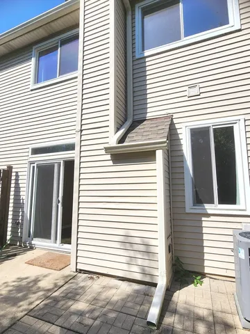 a view of a windows in back of a house