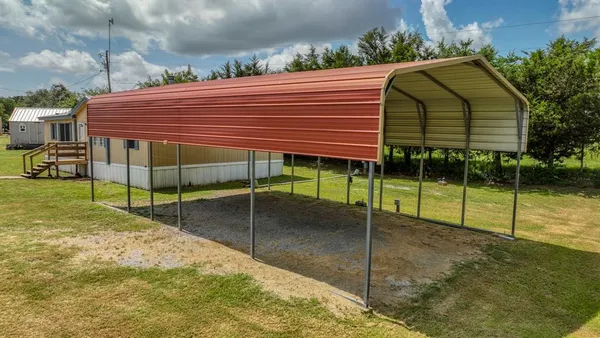 a view of a backyard