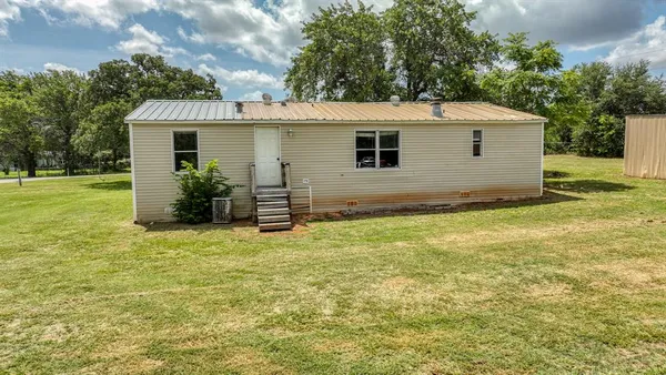 a view of a backyard