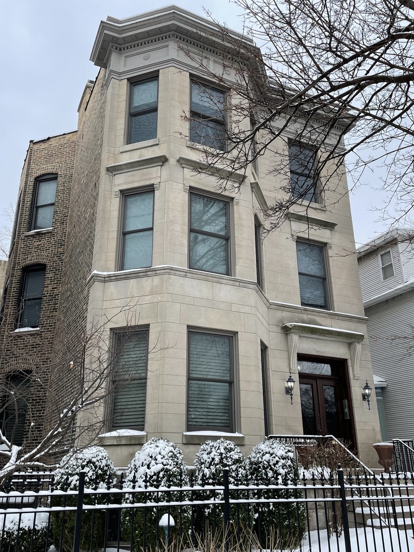 1047 West Wolfram Street, Unit 1 Chicago, IL 60657 - Photo 1 of 37 front view of a building