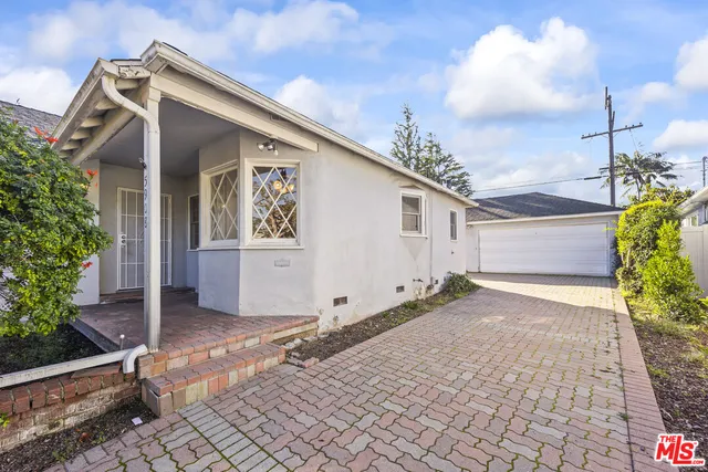 a view of backyard of the house