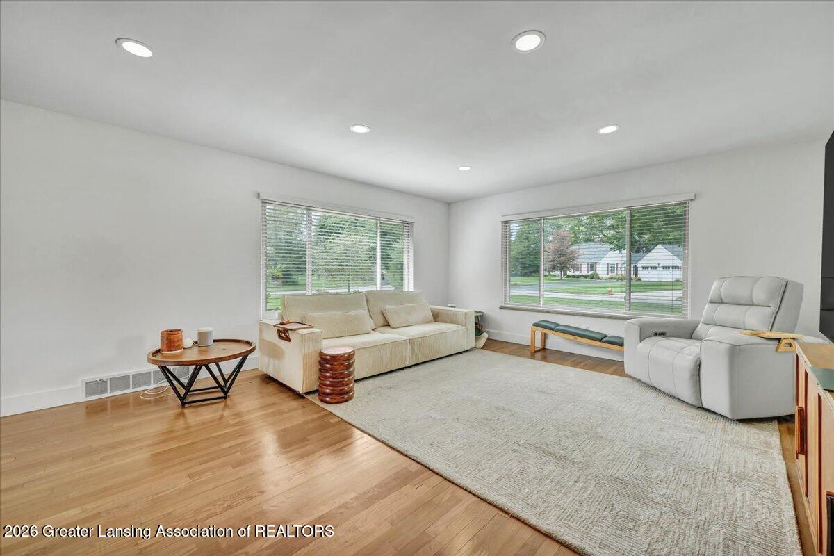 1533 Cambridge Road Lansing, MI 48911 - Photo 4 of 36 04-DSC01136