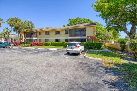 $199,900 | 3095 North Oakland Forest Drive, Unit 104, Oakland Park, FL 33309