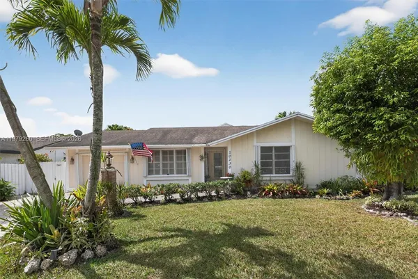 a view of a backyard with sitting area and furniture