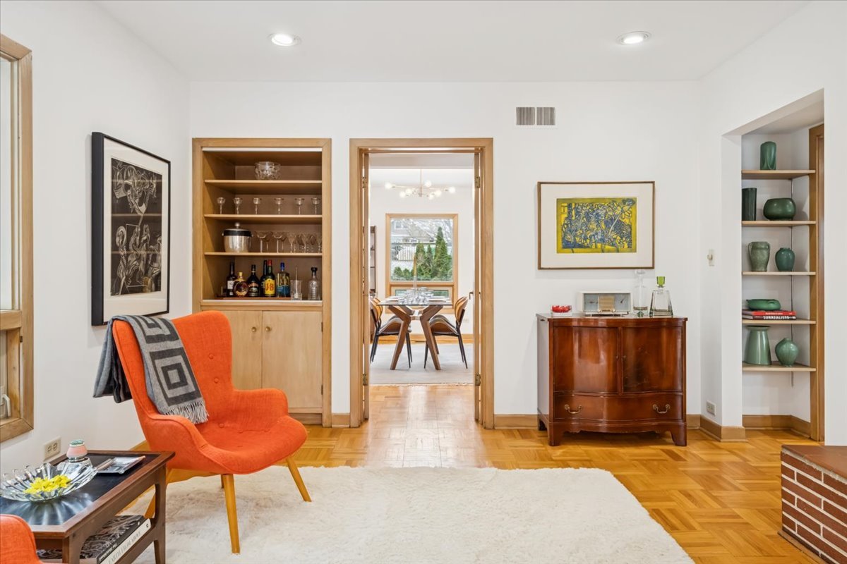 744 Sheridan Road Evanston, IL 60202 - Photo 22 of 44 a view of a livingroom with furniture and workspace