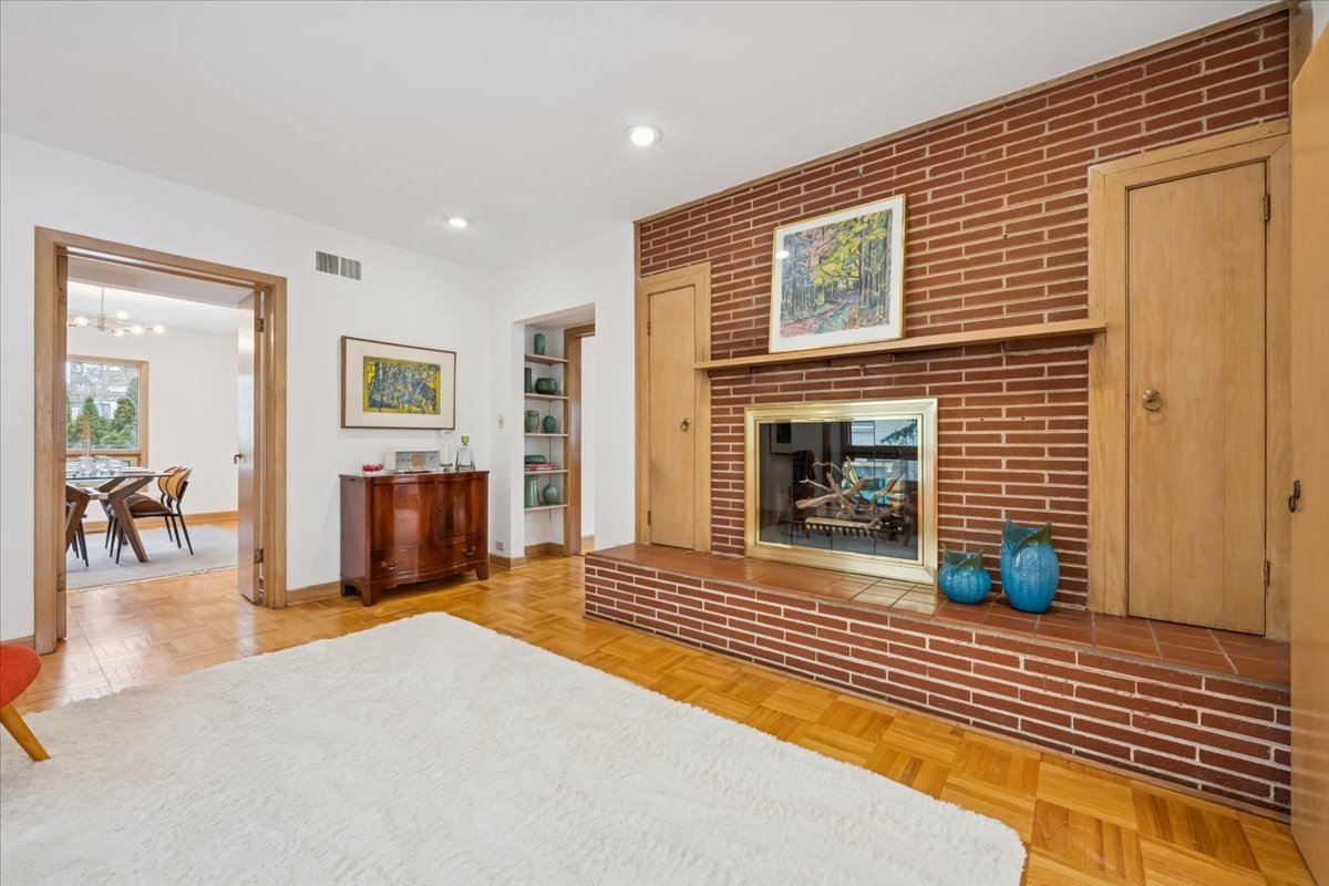 744 Sheridan Road Evanston, IL 60202 - Photo 24 of 44 a living room with furniture and a fireplace