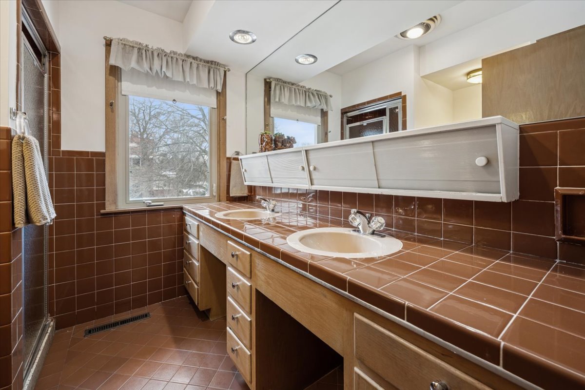 744 Sheridan Road Evanston, IL 60202 - Photo 37 of 44 a bathroom with a sink and a mirror