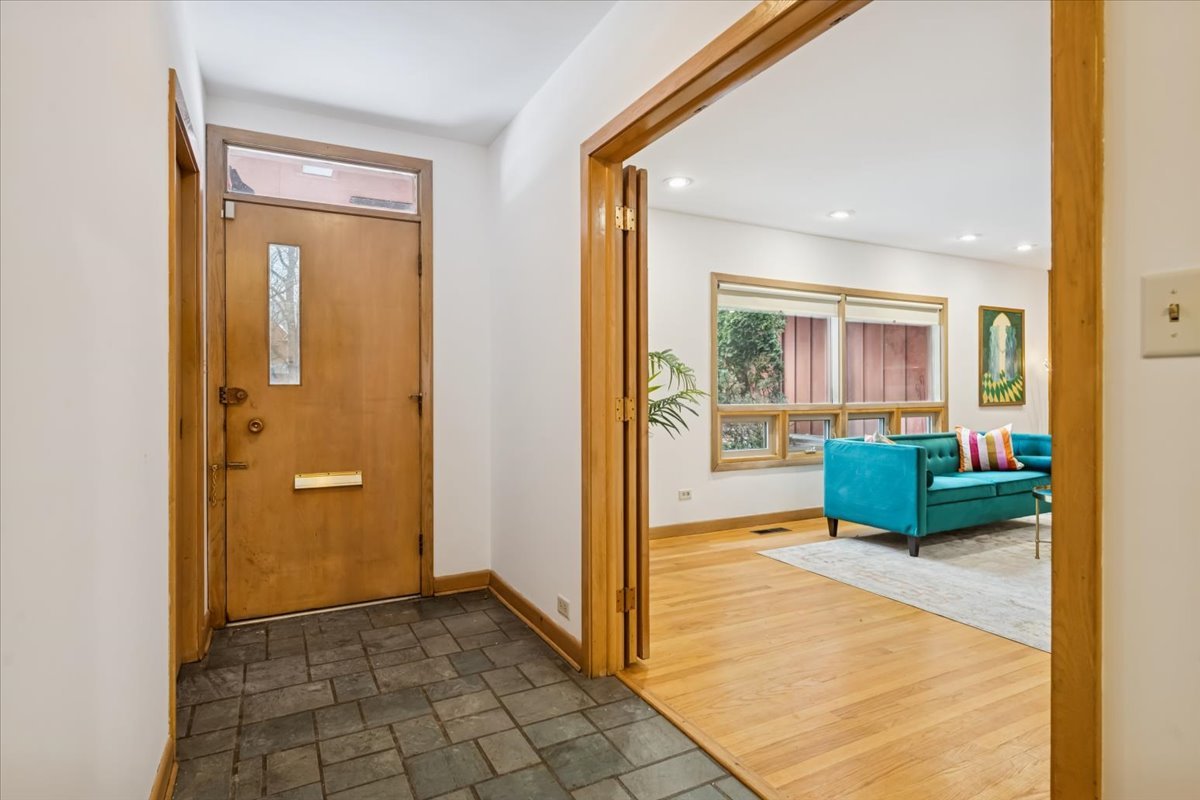 744 Sheridan Road Evanston, IL 60202 - Photo 5 of 44 an empty room and a bathroom with mirror