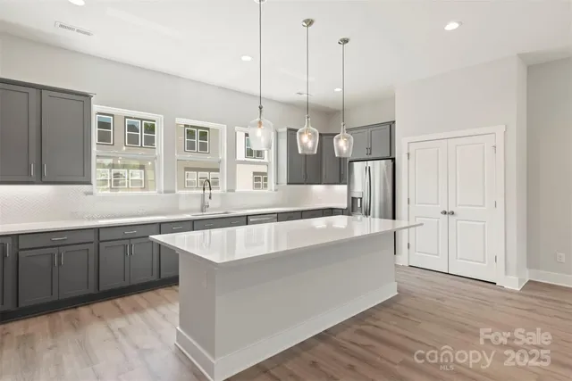 a large kitchen with kitchen island a large island in it