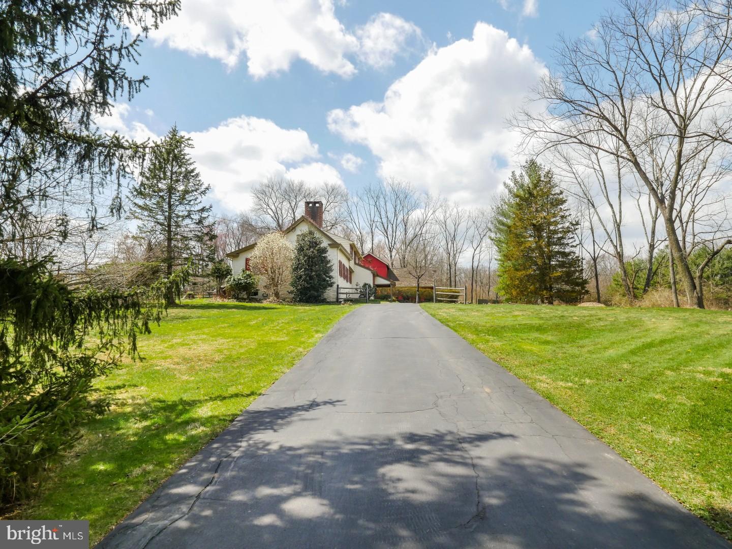 576 Sackettsford Road Ivyland, PA 18974 - Photo 8 of 24 Driveway