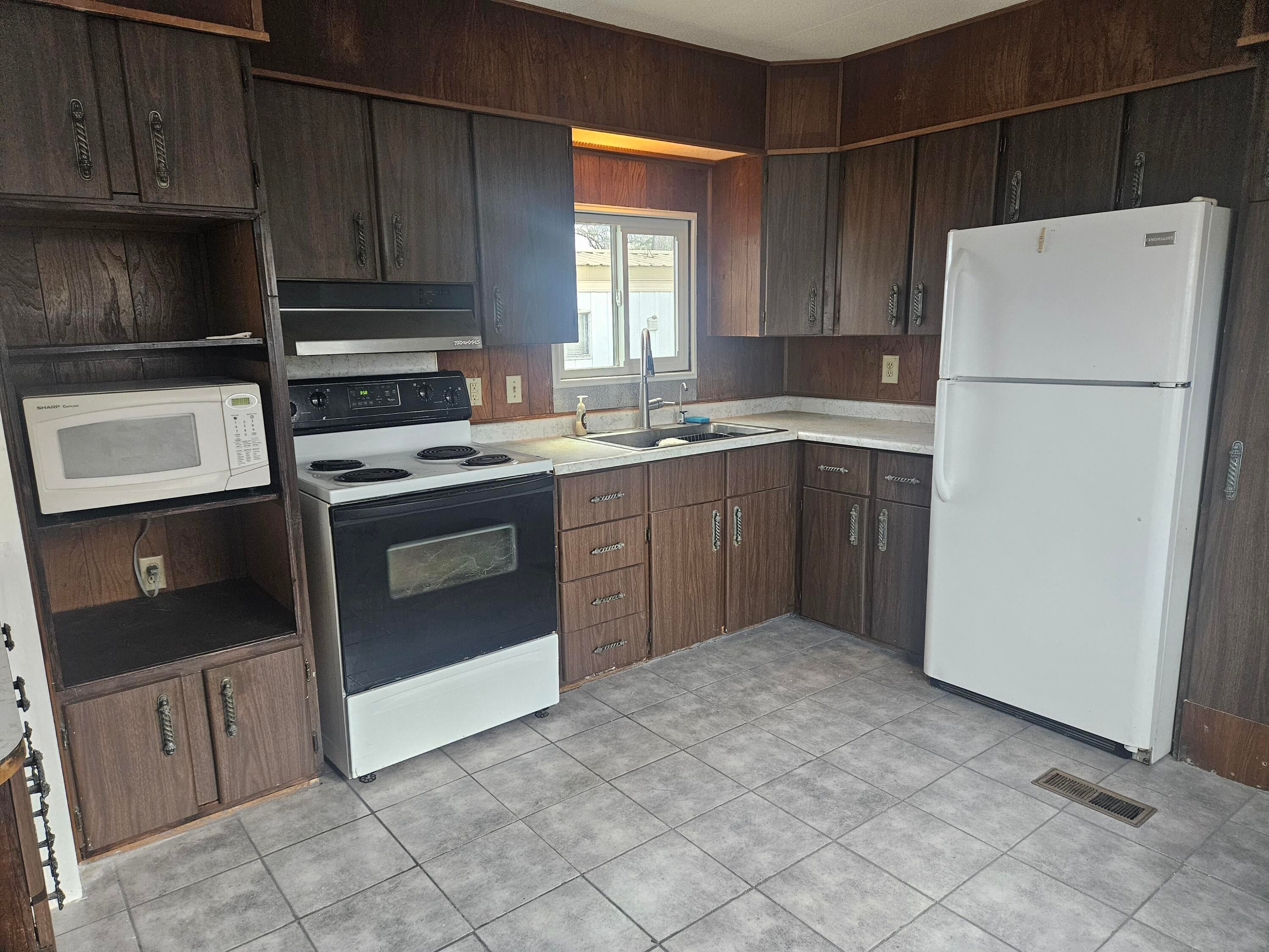 380 West Gregory Road, Unit 9 Central Point, OR 97502 - Photo 5 of 22 20250214_155802