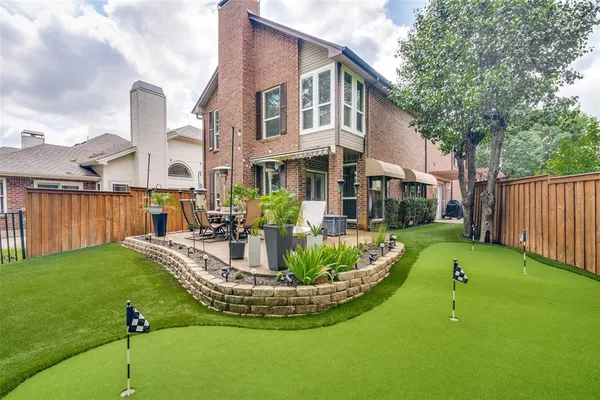 a view of a house with backyard