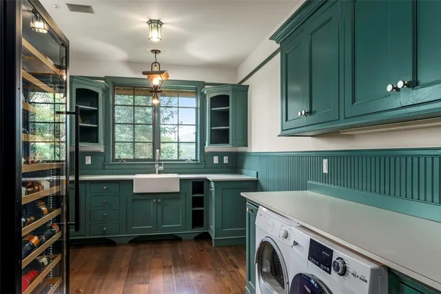 a view of a livingroom with a workspace