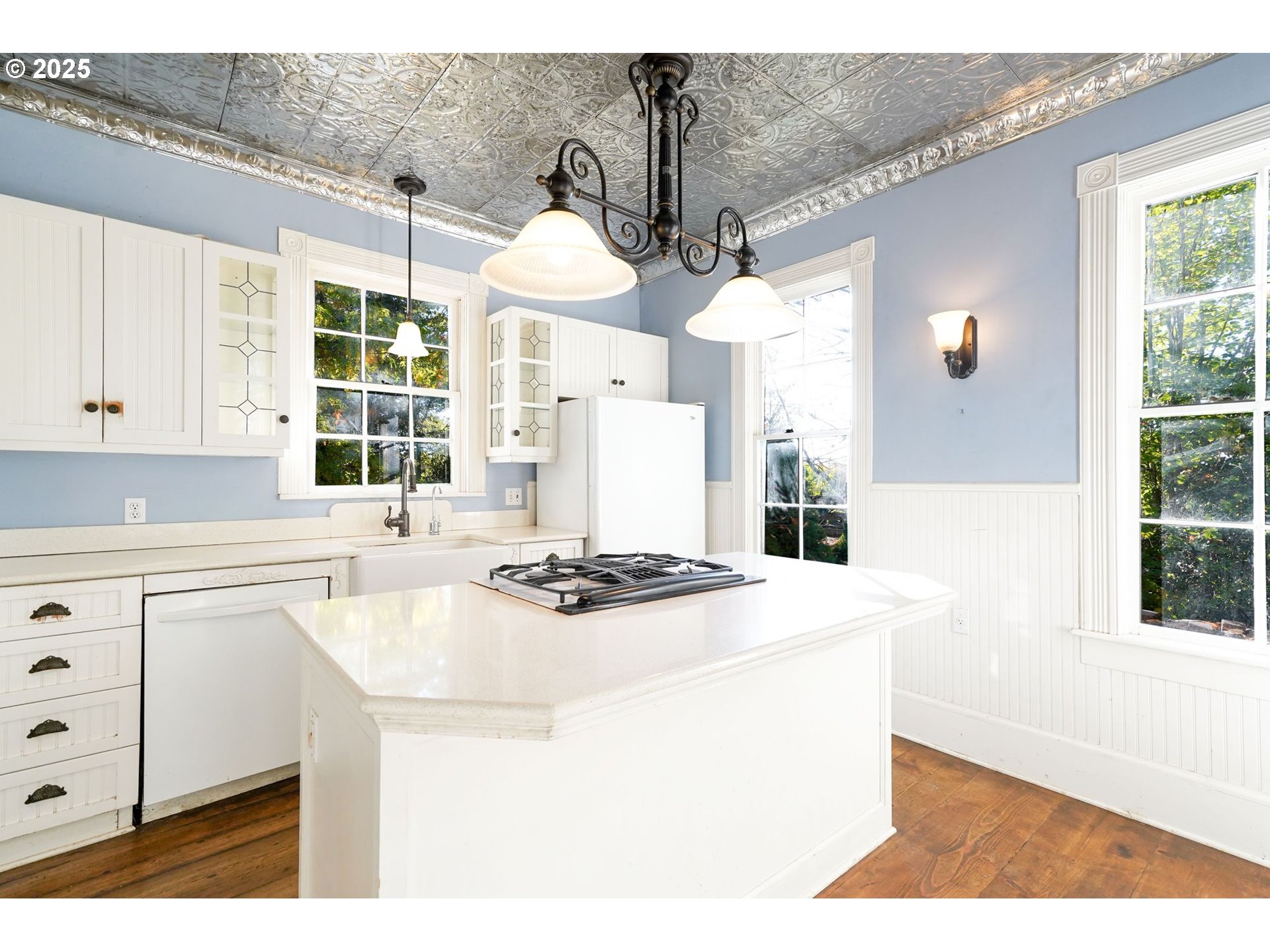 10478 Crosby Road Northeast Woodburn, OR 97071 - Photo 11 of 43 a kitchen with a stove a sink and a refrigerator