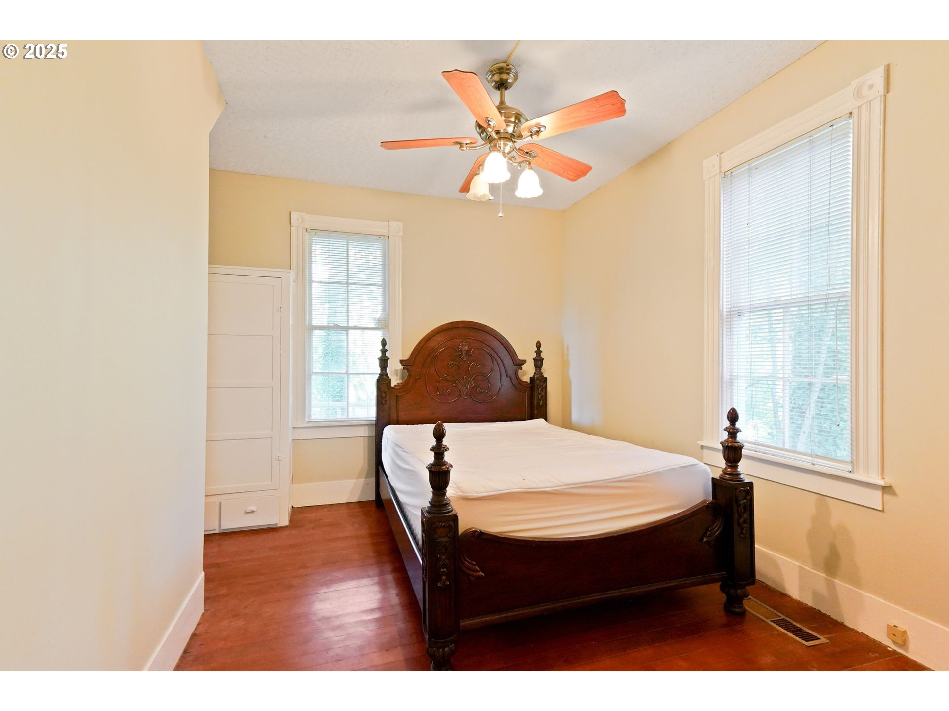 10478 Crosby Road Northeast Woodburn, OR 97071 - Photo 17 of 43 a room with a bed and a window