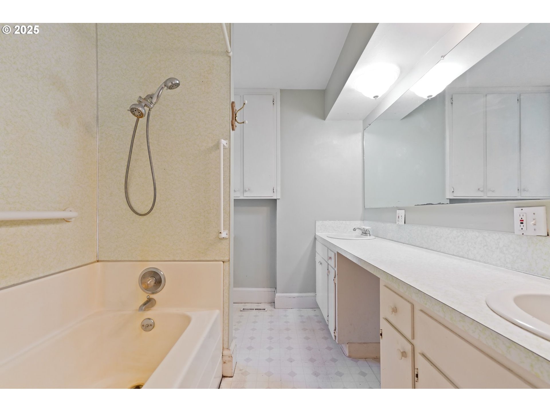 10478 Crosby Road Northeast Woodburn, OR 97071 - Photo 21 of 43 a bathroom with a tub sink and mirror