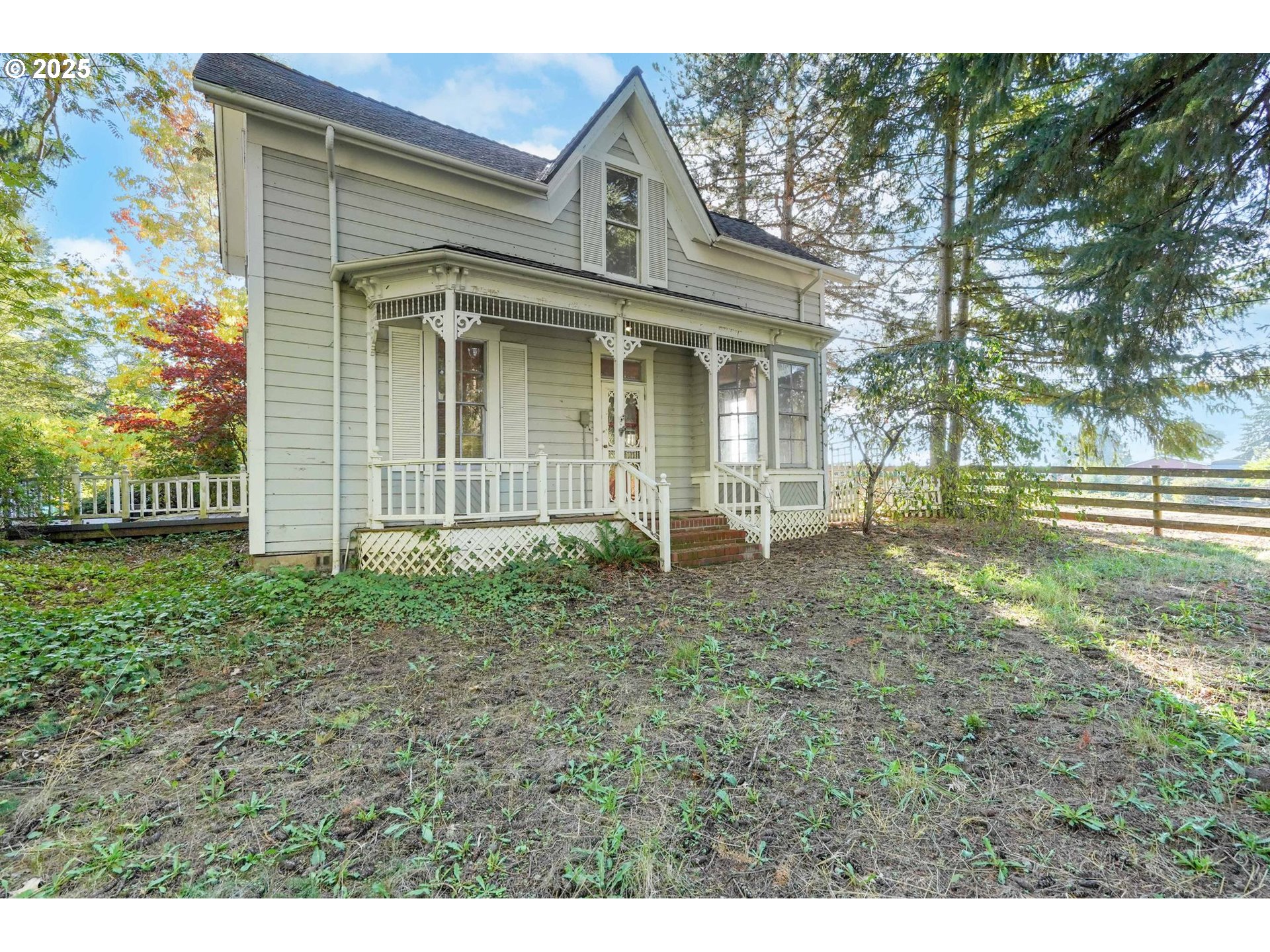 10478 Crosby Road Northeast Woodburn, OR 97071 - Photo 3 of 43 a front view of a house with garden