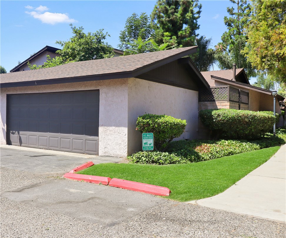 7554 Corbin Avenue, Unit 1 Reseda, CA 91335 - Photo 4 of 10 a small garden in the corner of a house