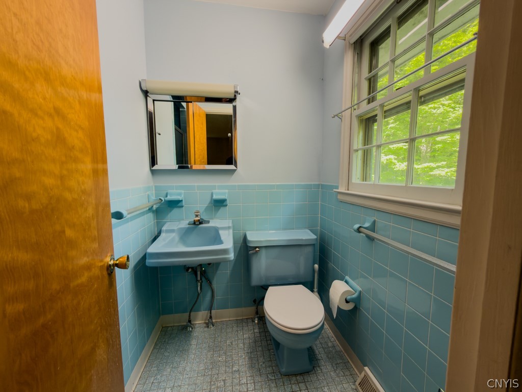 7447 Armstrong Road Manlius, NY 13104 - Photo 24 of 38