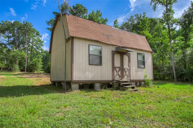 a view of a barn in the middle of a yard