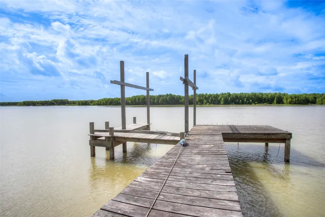 a view of a lake and a yard in the back