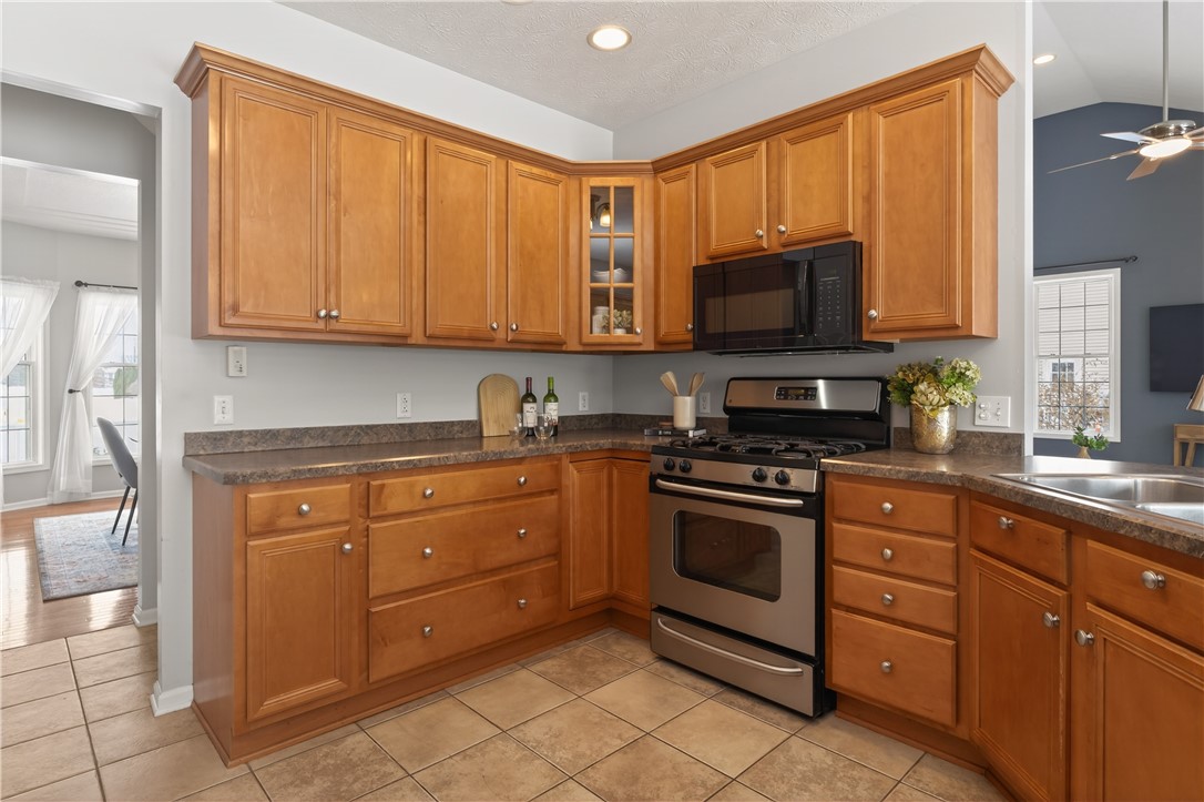 133 Blue Aspen Way Greece, NY 14612 - Photo 12 of 35 Those extra-tall upgraded cabinets? Not standard—j