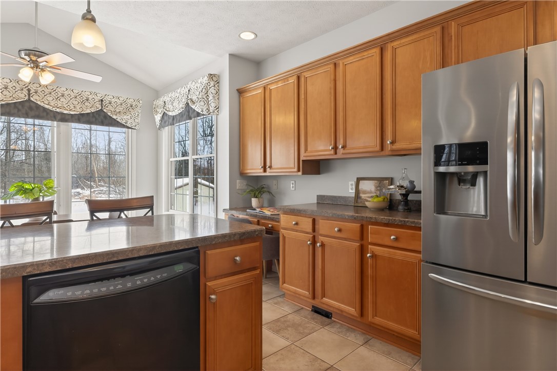 133 Blue Aspen Way Greece, NY 14612 - Photo 14 of 35 Those extra-tall upgraded cabinets? Not standard—j