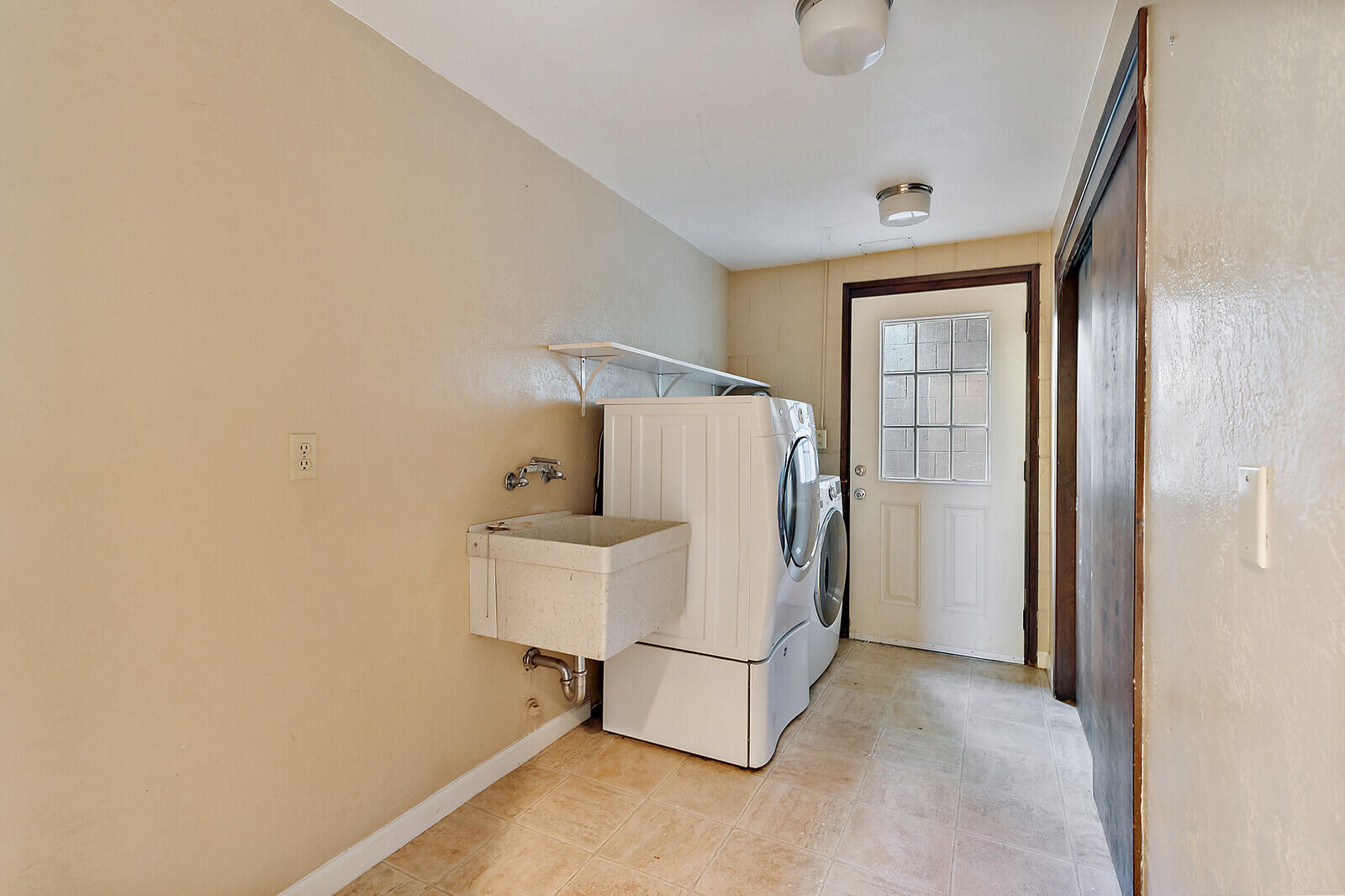 1477 Worthington Road Eagle Point, OR 97524 - Photo 34 of 65 35-Laundry Room Down