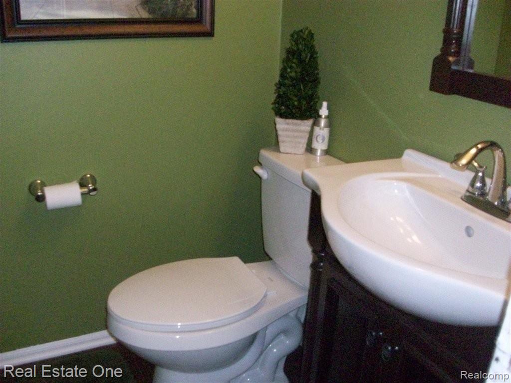 925 Medford Court, Unit 208 Rochester, MI 48307 - Photo 3 of 16 1/2 bath