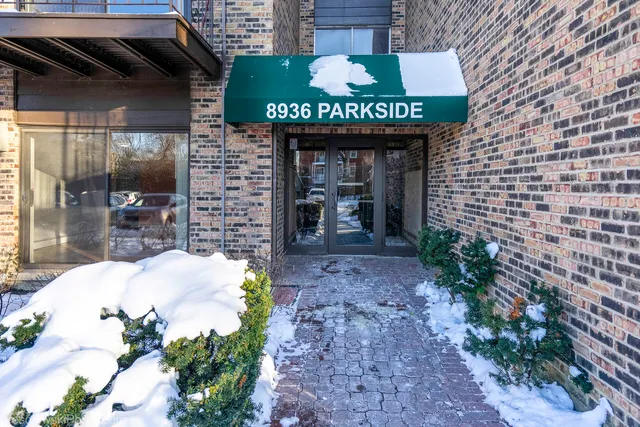 $180,000 | 8936 North Parkside Avenue, Unit 108, Des Plaines, IL 60016