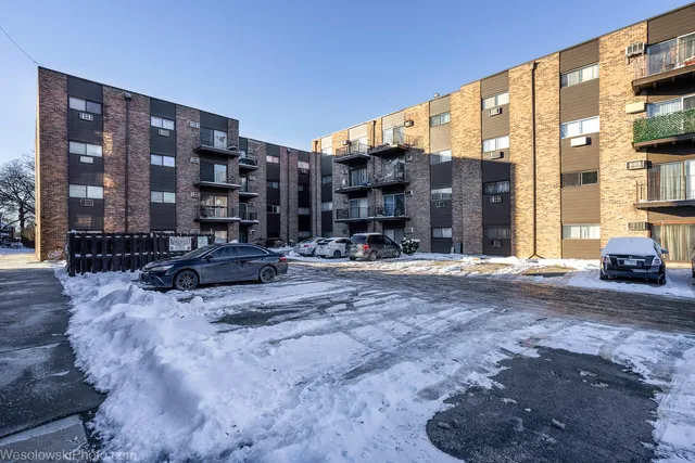 $175,000 | 8936 North Parkside Avenue, Unit 108, Des Plaines, IL 60016
