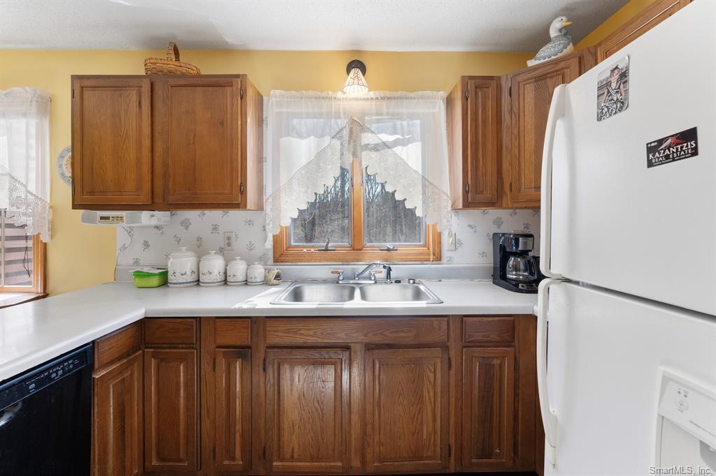 41 Margaret Henry Road Danielson, CT 06239 - Photo 6 of 38 Gallery Image 6