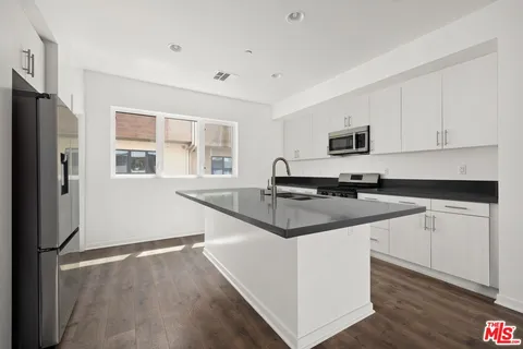 $1,300,000 | 2930 Rowena Avenue, Unit 2, Los Angeles, CA 90039