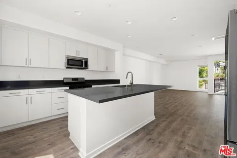 $1,300,000 | 2930 Rowena Avenue, Unit 2, Los Angeles, CA 90039