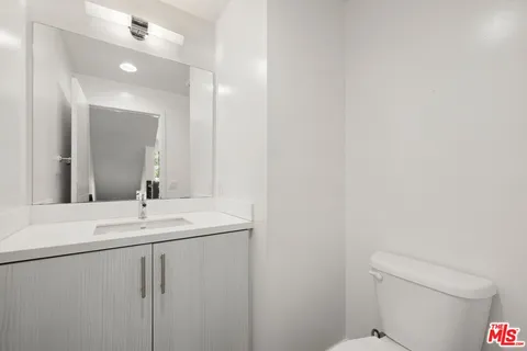 $1,300,000 | 2930 Rowena Avenue, Unit 2, Los Angeles, CA 90039