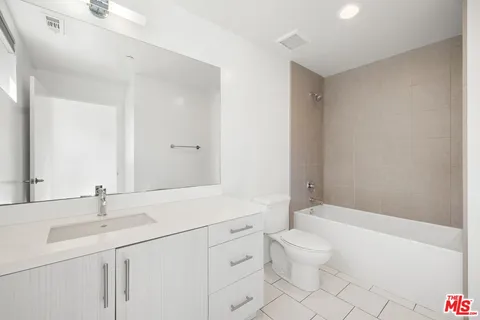 $1,300,000 | 2930 Rowena Avenue, Unit 2, Los Angeles, CA 90039
