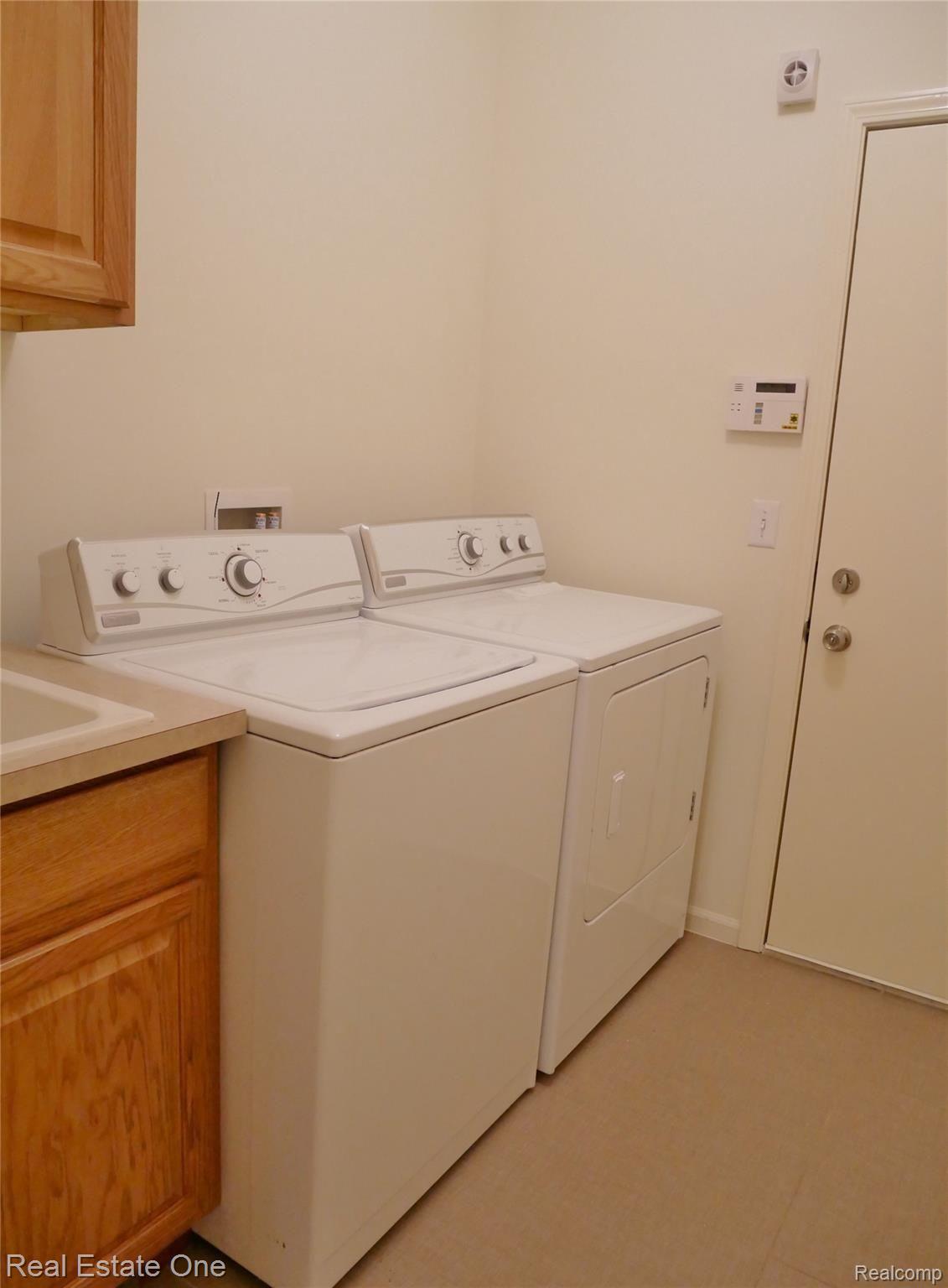 3793 Winding Brk Circle Rochester, MI 48309 - Photo 13 of 23 laundry.JPG